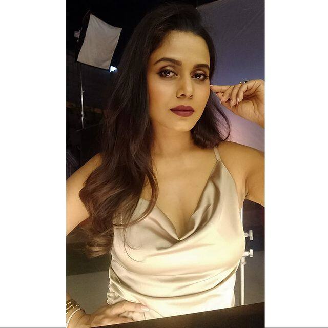 लता  दीदींच अंत्यदर्शन घेण्यासाठी अनेक बॉलिवूड कलाकार उपस्थित होते पण मराठी चित्रपटसृष्टीतील कलाकार तिथे का दिसत नव्हते? असा नेटकऱ्यानं प्रश्न विचारला यावर हेमांगीनं उत्तर दिलं, 'सरकारी प्रोटोकॉल्स आड आले. मला गेटमधून जाऊ दिलं नाही. मी खूप विनंती केली. मला या गेटवर जा त्या गेटवर जा असं सांगण्यात आलं. नंदेश उमप, मी आणि अभिजीत केळकर आम्ही चार वाजल्यापासून तिथं होतो. शेवटपर्यंत आम्हाला विनंती करूनही दर्शन मिळत नव्हतं. संगीताचे खरे वारसदार गायक शान, शैलेंद्र सिंह, बेला शेंडे आणि कविता पौडवाल यांना देखील मागे हटवण्यात आलं, तिथं माझी काय गत.' (Photo:@hemangiikavi/IG)