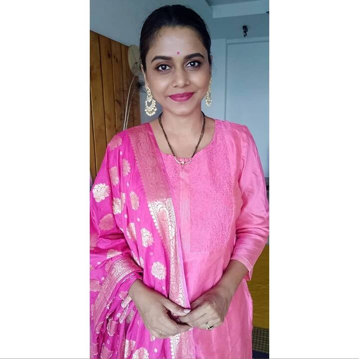 पुढे पोस्टमध्ये हमांगीनं लिहिले, 'आम्ही तिथे सेलिब्रिटी म्हणून गेलो नव्हतो निस्सीम रसिक म्हणूनच गेलो होतो. आम्हाला शासकीय प्रोटोकॉल्स कळतात. म्हणून तिथे थांबवून होतो. पण आम्हाला सांगण्यात आलं की वेळ नाहिये आता जवळून दर्शन मिळणार नाही. अक्षरश: भांडून आम्ही शेवटचं दर्शन घेतलं. कदाचित याची कल्पना काही लोकांना असावी म्हणून कोणी आलं नसावं. '(Photo:@hemangiikavi/IG)