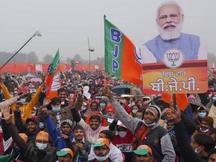 BJP candidate protest in Baghpat dung thrown at Chhaprauli MLA Sahendra Singh during road show UP Election 2022 UP Election 2022: बागपात में बीजेपी उम्मीदवार का विरोध, छपरौली से विधायक सहेंद्र सिंह पर रोड शो के दौरान फेंका गया गोबर