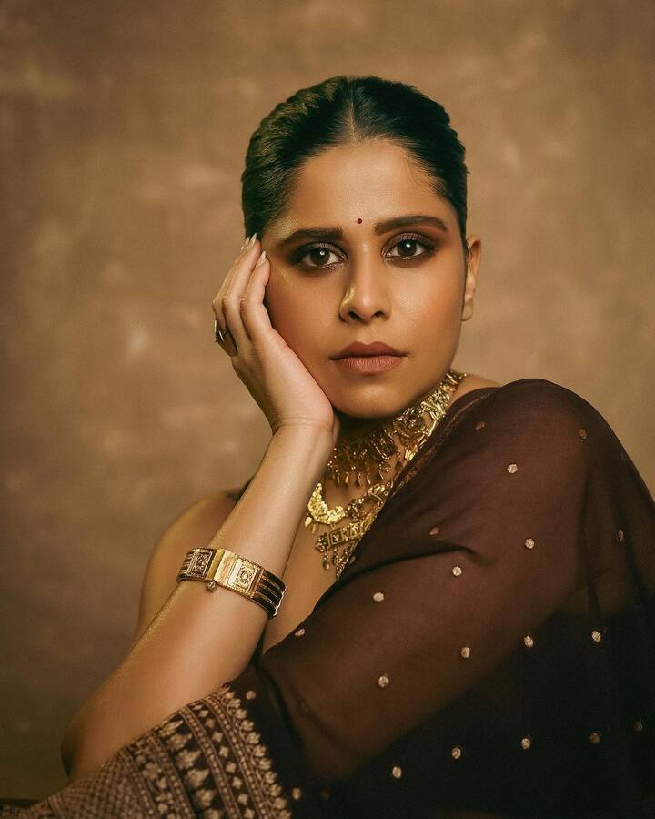 या फोटोशूटसाठी तिने चॉकलेटी रंगाची साडी नेसली आहे. (photo: saietamhankar/ig)