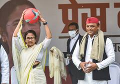 In photos: फिर दिखा ममता बनर्जी का 'खेला होबे' अंदाज, लखनऊ में सपा के मंच से लोगों के बीच फेंका फुटबॉल, देखें तस्वीरें
