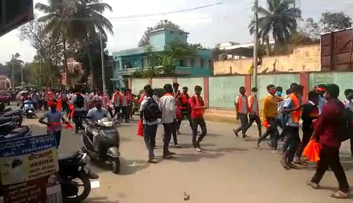 అడ్మిషన్ తీసుకుంటున్నప్పుడు ఈ నిబంధన గురించి చెప్పలేదని వారంటున్నారు. ఈ వివాదం ముదరడంతో మరికొందరు విద్యార్థులు కాషాయ కండువాలు ధరించి వచ్చారు. దీంతో వివాదం మరింత ముదిరింది.