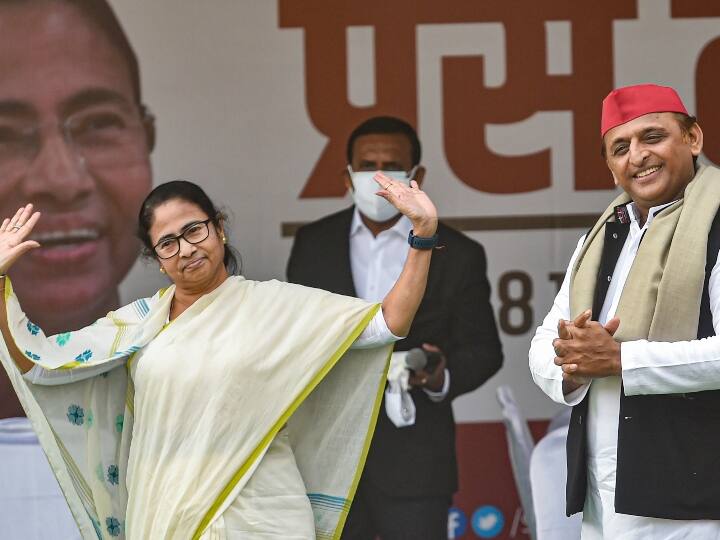 विपक्ष के वोट के बंटवारे को लेकर ममता (Mamata Banerjee) ने कहा कि चुनाव के समय सब यहां रहता है, चुनाव के बाद दिल्ली चला जाता है, हैदराबाद चला जाता है. अपना वोट वेस्ट मत करो. उन्होंने कहा कि कोरोना के समय गंगा में तैरती लाश दिखी.