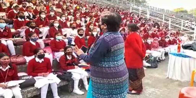 Darjeeling: Paray Shikshalaya happening in Kanchenjunga Stadium students become happy Darjeeling: কাঞ্চনজঙ্ঘা স্টেডিয়ামে ‘পাড়ায় শিক্ষালয়’, বন্ধুদের দেখা পেয়ে আনন্দিত পড়ুয়ারা