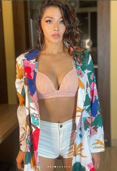 ભોજપુરી એક્ટ્રેસ નમ્રતા મલ્લાએ રેડ બ્રાલેટ અને બ્લેક શોર્ટ પહેરીને ડાન્સ કરી લગાવી આગ