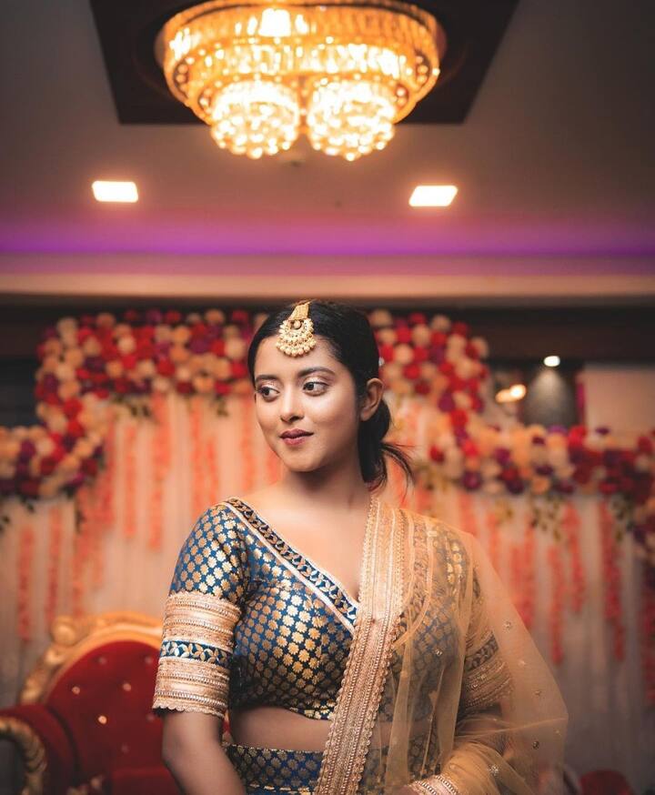 তাঁর সোশ্যাল মিডিয়া খুললেই ঝলমল করে ওঠে স্বর্ণেন্দুর সঙ্গে কাটানো তাঁর বিভিন্ন প্রেমের মুহূর্তের ছবি। অন্যদিকে শ্রুতির প্রেমের ছোঁয়া মেলে স্বর্ণেন্দুর প্রোফাইলেও।