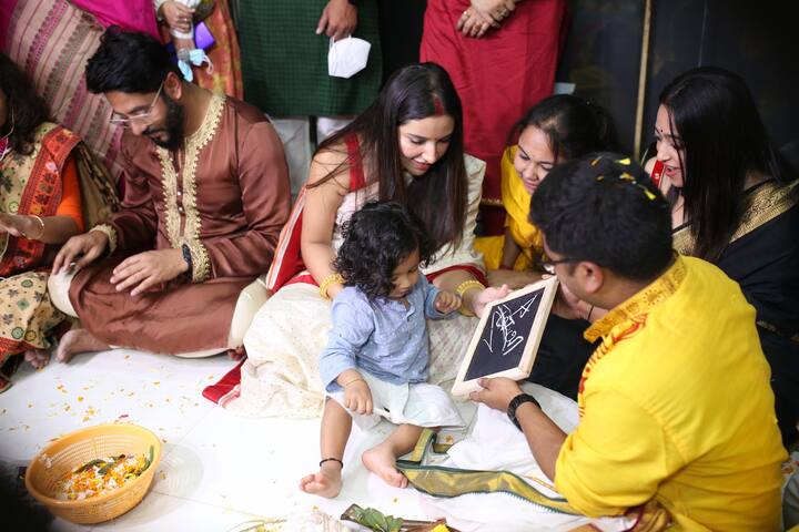 কচি হাতে স্লেট পেনসিল, হালকা নীল পাঞ্জাবিতে মায়ের কোলে বসে ছোট্ট ইউভান। সরস্বতী পুজোর দিন হাতেখড়ি দিল দেড় বছরের একরত্তি ইউভান। সোশ্যাল মিডিয়ায় সেই মিষ্টি মুহূর্তের একগুচ্ছ ছবি ভাগ করে নিলেন বাবা রাজ চক্রবর্তী।