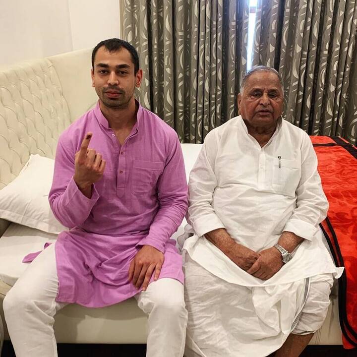 प्रतीक यादव के पास शानदार लैंबॉर्गिनी कार है. मुलायम सिंह यादव के छोटे बेटे प्रतीक की यह कार अक्सर चर्चा में रहती है. इस कार की कीमत पांच करोड़ से भी ज्यादा है. पीएम नरेंद्र मोदी भी इस कार के बहाने मुलायम परिवार पर निशाना साध चुके हैं.