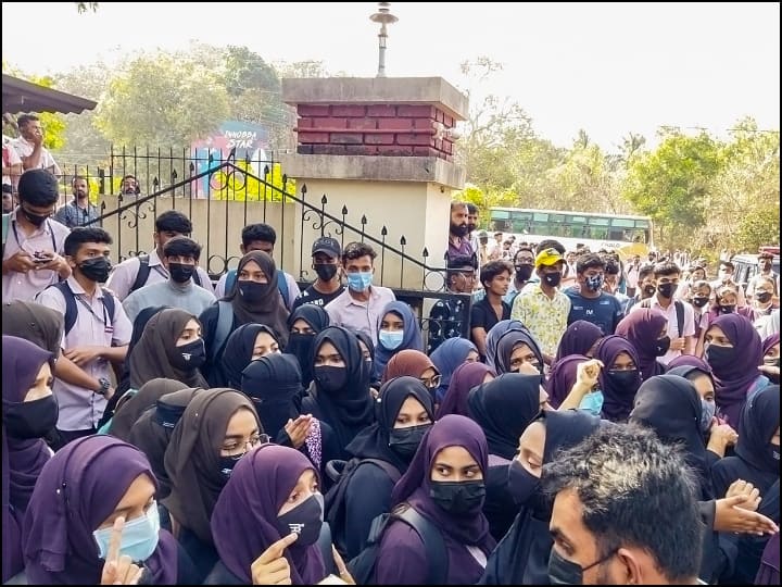 Karnataka all educational institutions closed, warning of strict measures in case of unrest in hijab debate Hijab Controversy: কর্ণাটকে সব শিক্ষা প্রতিষ্ঠানে 'ছুটি', হিজাব বিতর্কে অশান্তি ছড়ালে কড়া ব্যবস্থার হুঁশিয়ারি