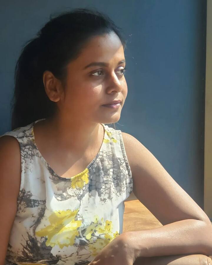 ती सोशल मीडियावर आपले फोटो सतत पोस्ट करत असते आणि आपली मतं बेधडकपणे व्यक्त करत असते. (Photo:@hemangiikavi/IG)