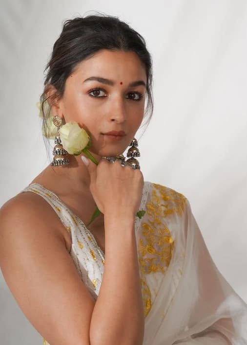 हे फोटो शेअर करून आलियानं कॅप्शनमध्ये लिहिले, 'आ रही है गंगू'(Alia Bhatt/instagram)
