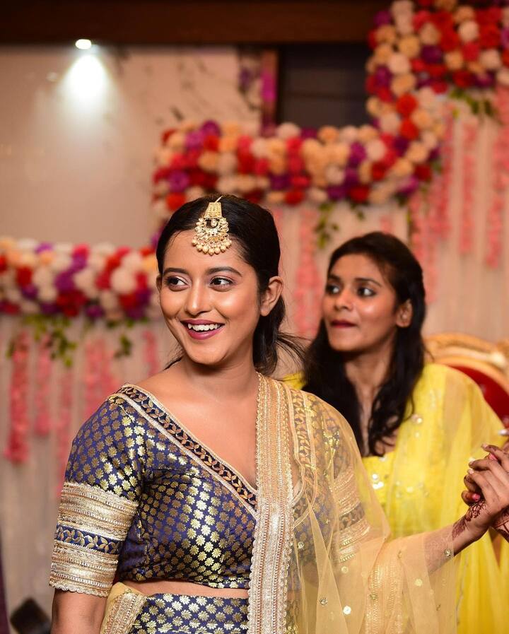 বিভিন্ন ছবিতে স্পষ্ট বিয়েতে জমিয়ে নেচেছেন তিনি।
