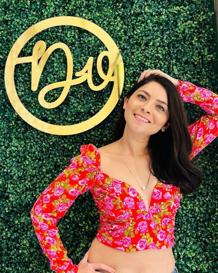 यात तिने लाल-गुलाबी रंगाचा फ्लोरल टॉप परिधान केलाय. (photo: sonalee18588/ig)