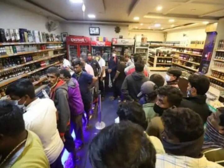 Delhi big discount on liquor can now be closed large number of people came to buy ANN Delhi News: आज खत्म हो रही शराब पर दी जाने वाली छूट, स्टोर करने के लिए दुकानों पर लगी भारी भीड़