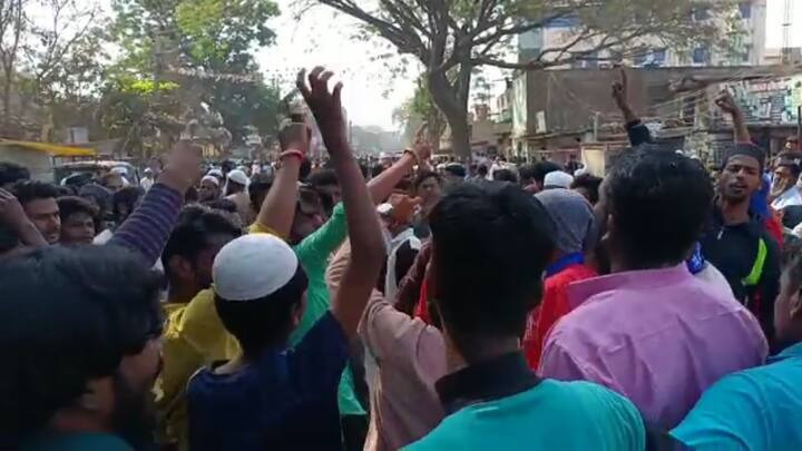 ప్రతిగా హిందూ విద్యార్థులు కాషాయ కండువాలు వేసుకుని స్కూల్కు వస్తున్నారు. ఇది రాజకీయ అంశంగా మారింది. ఇరు వర్గాల మధ్య వాదోపవాదాలు జరుగుతున్నాయి.