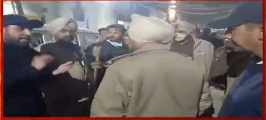 Ludhiana 'ਚ ਕਾਂਗਰਸੀ LIP ਤੇ ਵਰਕਰਾਂ ਵਿਚਾਲੇ ਖੂਨੀ ਝੜਪ, ਗੱਡੀਆਂ ਦੀ ਵੀ ਕੀਤੀ ਭੰਨਤੋੜ । PUNJAB ELECTIONS ।