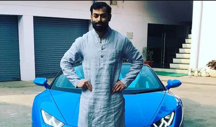 प्रतीक यादव अक्सर अपनी इस कार के साथ तस्वीरें शेयर करते रहते हैं. एक बार अपनी कार के साथ यह फोटो शेयर करते हुए प्रतीक यादव ने लिखा था कि मैं इस आलीशान कार का पहला कुर्ता पायजामा वाला मालिक हूं.