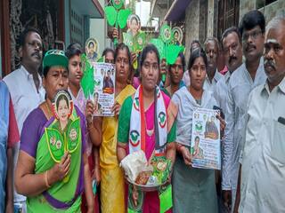 Local Body Election | தமிழக அரசின் பொங்கல் பரிசை காண்பித்து பரப்புரை செய்யும் அதிமுக வேட்பாளர்