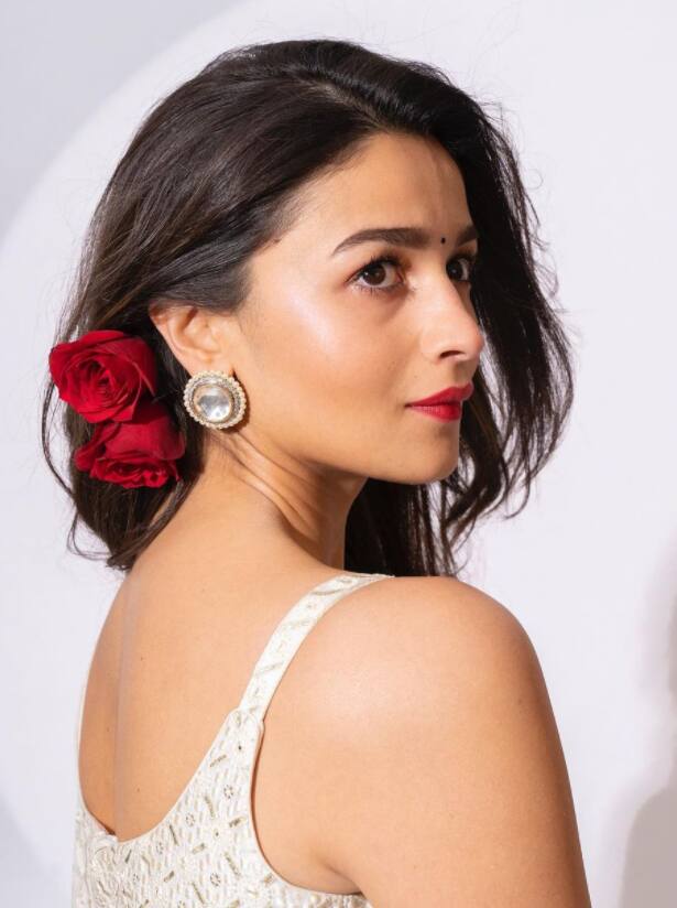 बॉलिवूडमधील प्रसिद्ध अभिनेत्री आलिया भट सोशल मीडियावर अॅक्टिव्ह असते. (Alia Bhatt/instagram)