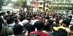 Agitation for Rule Break : হেলমেট ছাড়া চড়তে দিতে হবে বাইক, করা যাবে না জরিমানা, দাবি তুলে রাস্তা অবরোধ!