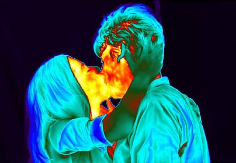 Research on Kissing psychology around 168 cultures show that more than half of them practice kissing on lips for romance மனிதர்கள் ஏன் இதழில் முத்தமிட்டுக்கொள்ள தொடங்கினார்கள் தெரியுமா? விளக்கம் அளிக்கும் ஆய்வுகள்