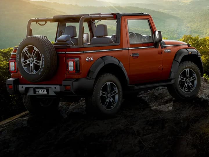 LX में आपको कन्वर्टिबल सॉफ्ट टॉप (डीजल एमटी और एटी, पेट्रोल एटी के साथ) और हार्ड टॉप मिलता है.