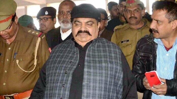 दरअसल अतीक अहमद जेल में हैं. उनके भाई मोहम्मद अशरफ भी जेल में हैं. उनके दोनों बेटे फरार चल रहे हैं.