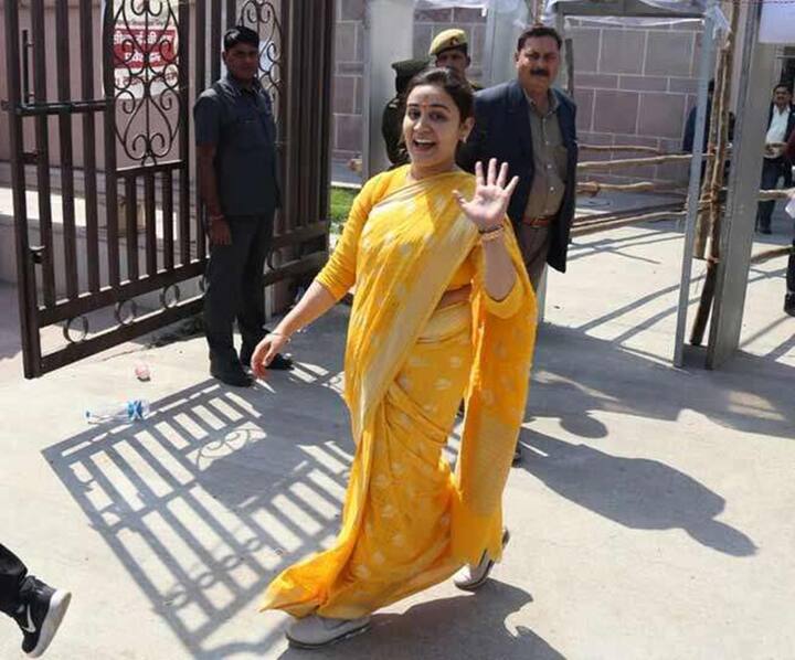 अपर्णा यादव ने बताया था कि ये उनके लिए काफी शर्मिंदगी भरा होता था कि उन्हें साड़ी पहननी भी नहीं आती.