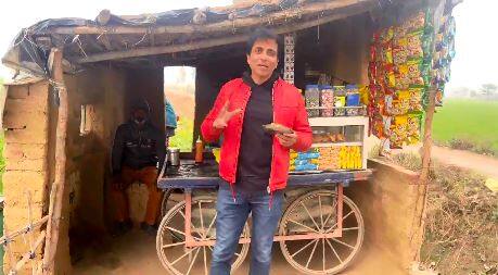 Punjab Why Sonu Sood Eats Samosa, Video Viral Watch: ਆਖਰ ਠੇਲ੍ਹੇ 'ਤੇ ਸੋਨੂੰ ਸੂਦ ਨੇ ਕਿਉਂ ਖਾਧਾ ਸਮੋਸਾ, ਵੀਡੀਓ ਵਾਇਰਲ