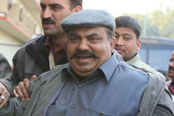 पिछले तीन दशक में यह पहला मौका है जब न तो खुद अतीक अहमद चुनाव में उतरे हैं और न ही उनके परिवार से कोई सदस्य.