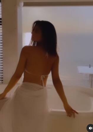 इन फोटोज़ में दिव्या ऑफ व्हाइट कलर की ब्रालेट और लॉन्ग स्कर्ट पहने दिख रही हैं.