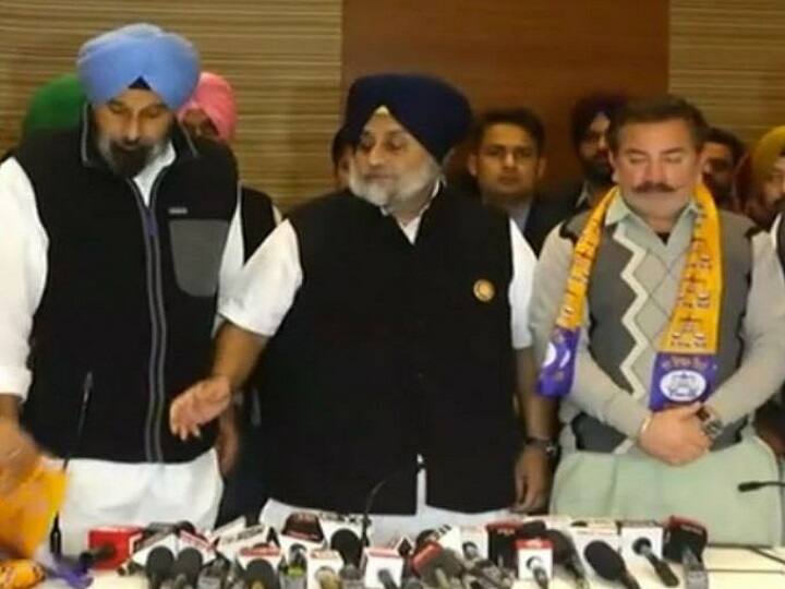 Congress MP Jasbir Singh brother Rajan Gill joins Shiromani Akali Dal in Amritsar Punjab Election 2022: कांग्रेस पार्टी को लगा तगड़ा झटका, सांसद जसबीर सिंह के भाई राजन गिल अकाली दल में शामिल हुए