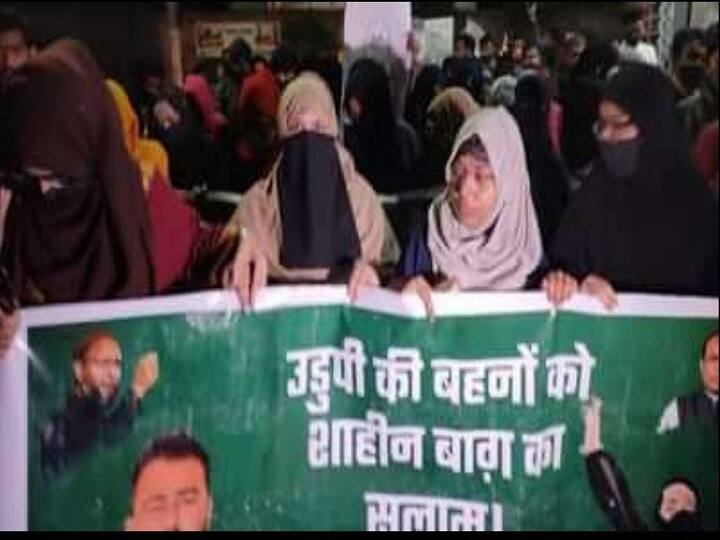 Hijab Row Women protest in support of Hijab in Delhi Shaheen Bagh Raise slogan in support of Karnataka girls ANN Hijab Row: दिल्ली के शाहीन बाग में ‘हिजाब’ के समर्थन में उतरी महिलाएं,  बोलीं- हम कर्नाटक की बहनों के साथ