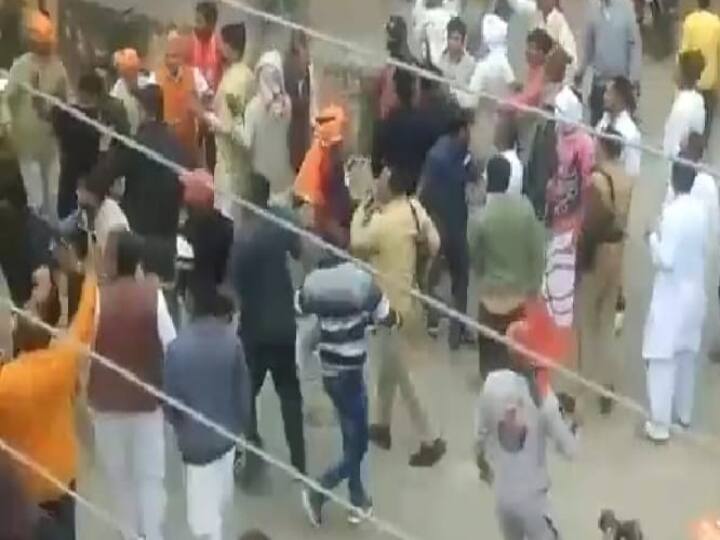 UP Election BJP Cow dung and stones thrown at BJP candidate Sahendra Ramla's convoy in Baghpat UP Election: बागपत में BJP उम्मीदवार के काफिले पर फेंके गए गोबर और पत्थर, हिरासत में लिए गए 3 लोग