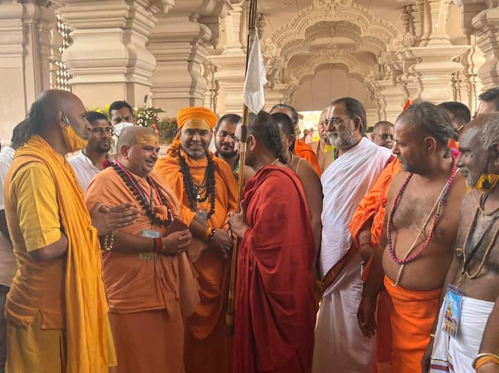 108 దివ్యదేశాల గురించి వారికి విపులంగా వివరించారు చిన్నజీయర్ స్వామీజీ. దేశంలోని ఆచార్యులు, సాధుసంతులచే రెండోరోజు ధర్మాచార్య సదస్సు జరిగింది. భగవద్రామానుజుల ఉపదేశాలను అందరికీ మార్గదర్శనం అని ప్రబోధించారు.