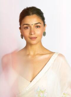 Alia Bhatt pics: பூனைக்கு முத்தம்... வெள்ளை புடவையில் விதவித கவர்ச்சி போஸ்...!