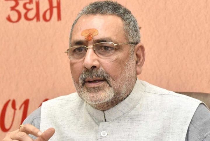 बीजेपी के केंद्रीय मंत्री और सांसद गिरिराज सिंह ने कहा कि वो (विपक्षी) इस देश के माहौल को खराब करना चाहते हैं.