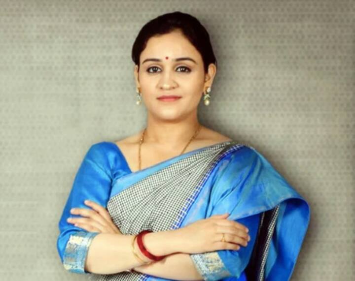 अपर्णा के पति प्रतीक साधना गुप्ता के बेटे हैं. उनका जन्म साधना गुप्ता की पहली शादी से हुआ था. साधना मुलायम सिंह यादव की दूसरी पत्नी हैं.