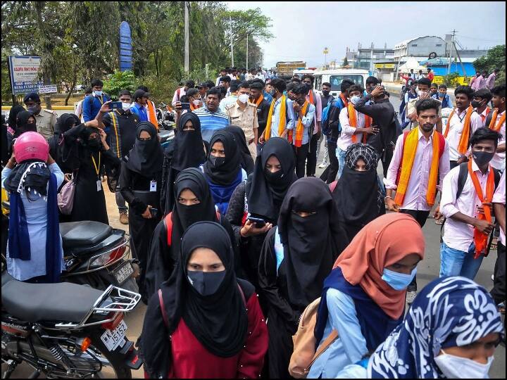 Karnataka hijab Row High Court Hearing on student petition Karnataka Hijab Row: कर्नाटक हाई कोर्ट की सिंगल बेंच ने हिजाब मामले को बड़ी बेंच को भेजा