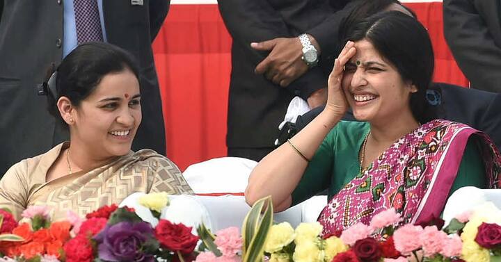 अपर्णा यादव डिंपल यादव की देवरानी और मुलायम सिंह यादव की छोटी बहू हैं. डिंपल यादव की ही तरह अपर्णा यादव भी राजनीति में हैं. फर्क बस इतना है कि डिंपल समाजवादी पार्टी में हैं और अपर्णा बीजेपी में जा चुकी हैं.