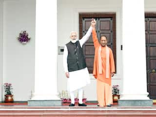 UP Election 2022: पहले दौर की वोटिंग से पहले सीएम योगी ने ट्वीट की पीएम मोदी के साथ तस्वीर, कहा- विजय सुनिश्चित