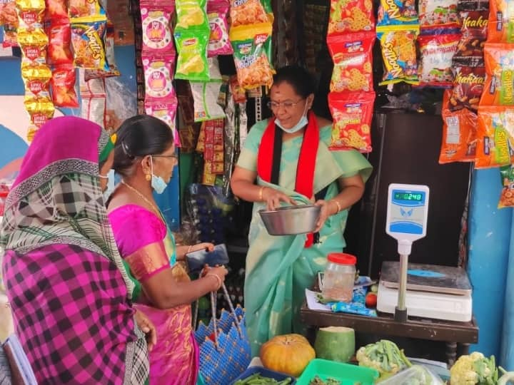 Palani Municipal Local Election, DMK candidate offering free sugar ‛ஒரு ஓட்டுக்கு... ஒரு கிலோ சர்க்கரை...’ பழநி திமுக வேட்பாளரின் தாராள பிரச்சாரம்!