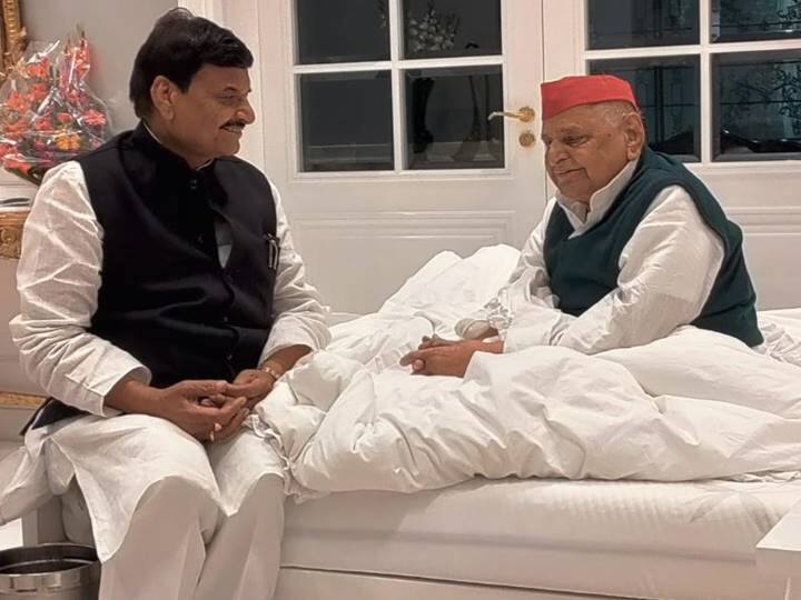 मुलायम सिंह यादव का परिवार उत्तर प्रदेश का ही नहीं बल्कि इस देश की सबसे बड़ी पॉलिटिकल फैमिली है. परिवार के करीब दो दर्जन सदस्य राजनीति में सक्रिय हैं. परिवार के कई सदस्य अपनों के ही कर्जदार हैं. जानिए कैसे: