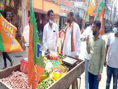 Local Body Election | காய்கறி விற்பனை செய்தபடி தாமரைக்கு ஓட்டுக்கேட்ட பாஜக வேட்பாளர்