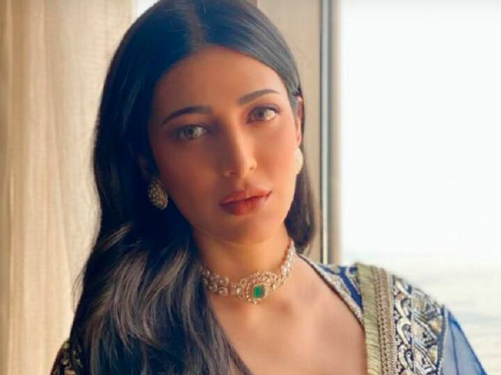 இந்தி தெரியுமா என கேட்ட ரசிகர்.. தென்னிந்தியா என்ன வேற கிரகத்துலயா இருக்கு? விளாசிய ஸ்ருதிஹாசன்.. Shruti Haasan slams for being asked if she speaks Hindi As if South is from another planet இந்தி தெரியுமா என கேட்ட ரசிகர்.. தென்னிந்தியா என்ன வேற கிரகத்துலயா இருக்கு? விளாசிய ஸ்ருதிஹாசன்..