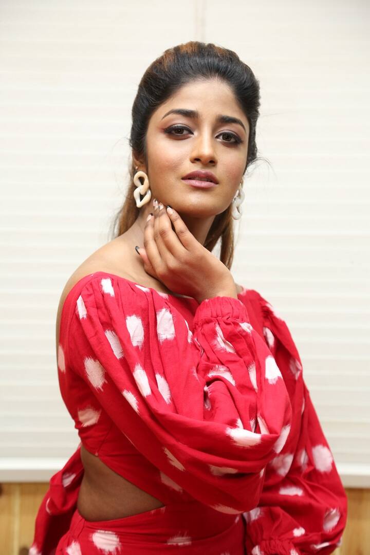సినిమా ప్రమోషన్స్ లో కూడా అంతే హాట్ గా కనిపిస్తూ.. అందరి దృష్టిని ఆకర్షిస్తుంది.