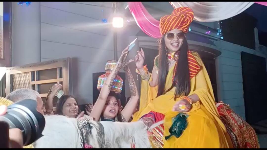 Unique wedding in Ambala, bride reached grooms place riding horse ਅੰਬਾਲਾ 'ਚ ਅਨੋਖਾ ਵਿਆਹ, ਦੁਲਹਨ ਚੜ੍ਹੀ ਘੋੜੀ! ਬਰਾਤ ਲੈ ਪਹੁੰਚੀ ਲਾੜੇ ਦੇ ਘਰ