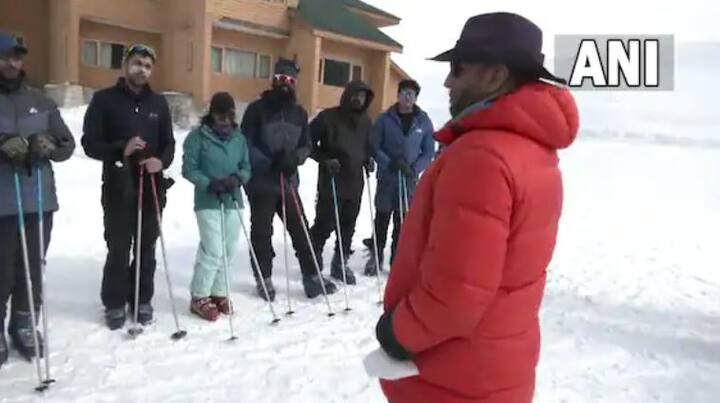 Jammu and Kashmir: ਐਡਵੈਂਚਰ ਖੇਡਾਂ ਦਾ ਆਪਣਾ ਕ੍ਰੇਜ਼ ਹੈ। ਖਾਸ ਕਰਕੇ ਨੌਜਵਾਨ ਵਰਗ ਇਸ ਤਰ੍ਹਾਂ ਦੀਆਂ ਖੇਡਾਂ ਵੱਲ ਜ਼ਿਆਦਾ ਆਕਰਸ਼ਿਤ ਹੁੰਦਾ ਹੈ। ਨਾ ਸਿਰਫ ਪੇਸ਼ੇਵਰ ਤੌਰ 'ਤੇ ਇਸ ਦੀ ਮਹੱਤਤਾ ਹੈ, ਇਸ ਤੋਂ ਇਲਾਵਾ ਵੱਡੀ ਗਿਣਤੀ ਵਿਚ ਲੋਕ ਸ਼ੌਕ ਵਜੋਂ ਵੀ ਇਸ ਨਾਲ ਜੁੜਦੇ ਰਹਿੰਦੇ ਹਨ।ਸਰਦੀਆਂ ਦੇ ਮੌਸਮ ਵਿੱਚ ਜਿਵੇਂ ਹੀ ਬਰਫ਼ ਪੈਂਦੀ ਹੈ। ਪਹਾੜੀ ਇਲਾਕਿਆਂ ਵਿਚ ਖੇਡ ਮੁਕਾਬਲੇ ਦੇਖਣ ਨੂੰ ਮਿਲਦੇ ਹਨ ਅਤੇ ਇਨ੍ਹਾਂ ਮੁਕਾਬਲਿਆਂ ਵਿਚ ਵੱਡੀ ਗਿਣਤੀ ਵਿਚ ਖਿਡਾਰੀ ਹਿੱਸਾ ਲੈਂਦੇ ਹਨ। ਕੁਝ ਅਜਿਹੇ ਲੋਕਾਂ ਲਈ, ਜੰਮੂ ਅਤੇ ਕਸ਼ਮੀਰ ਦੇ ਗੁਲਮਰਗ ਵਿੱਚ ਇੰਡੀਅਨ ਇੰਸਟੀਚਿਊਟ ਆਫ ਸਕੀਇੰਗ ਐਂਡ ਮਾਊਂਟੇਨੀਅਰਿੰਗ, ਸਕੀਇੰਗ ਦੀ ਸਿਖਲਾਈ ਦਿੰਦਾ ਹੈ। ਇਸ ਸਕੀਇੰਗ ਕੋਰਸ ਵਿੱਚ ਵੱਖ-ਵੱਖ ਦੇਸ਼ਾਂ ਦੇ ਲੋਕ ਹਿੱਸਾ ਲੈਣ ਲਈ ਆਉਂਦੇ ਹਨ।