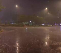 Delhi Weather: दिल्ली में दिखा वेस्टर्न डिस्टर्बेंस का असर, बारिश के साथ बढ़ी ठंड, देखें PICS