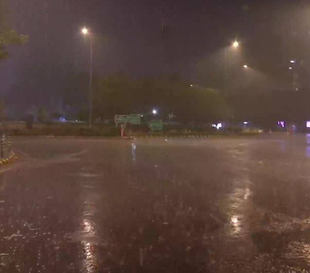 दिल्ली-एनसीआर में मौसम ने एक बार फिर करवट ले ली है. कल शाम से दिल्ली और उससे जुड़े इलाकों में बूंदाबांदी जारी है. मौसम विभाग ने पहले ही ये अनुमान लगाया था और आज के लिए यलो अलर्ट जारी किया था.